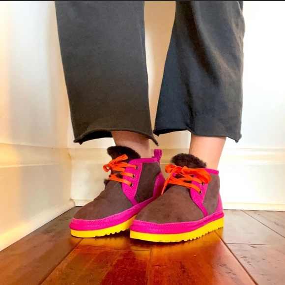 UGGs Size: 5 - Picture 2 of 4